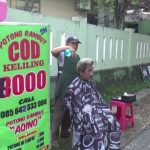 Tukang Cukur Keliling Manfaatkan Media Sosial untuk Promosi