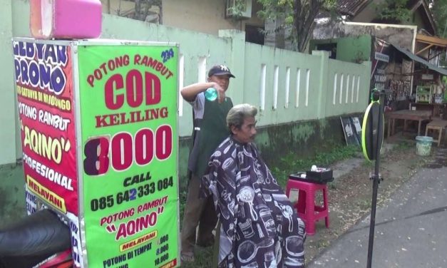 Tukang Cukur Keliling Manfaatkan Media Sosial untuk Promosi