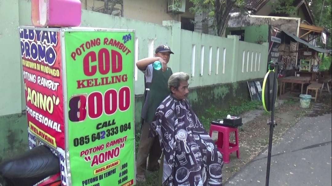 Tukang Cukur Keliling Manfaatkan Media Sosial untuk Promosi
